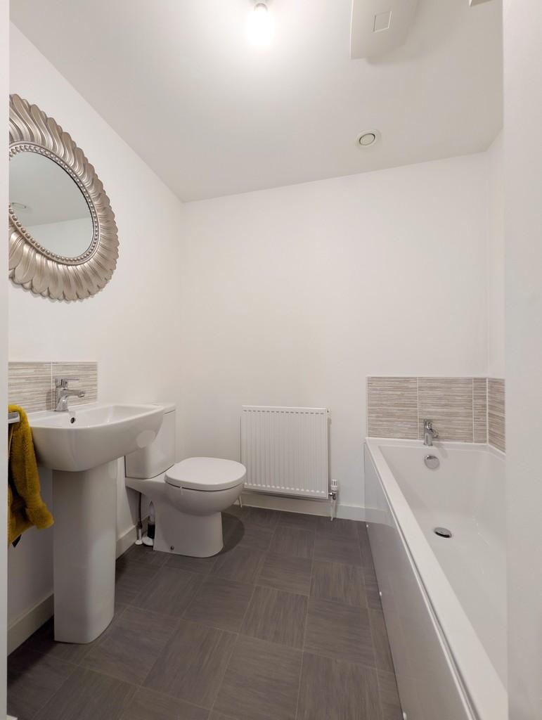 19 - Main bathroom