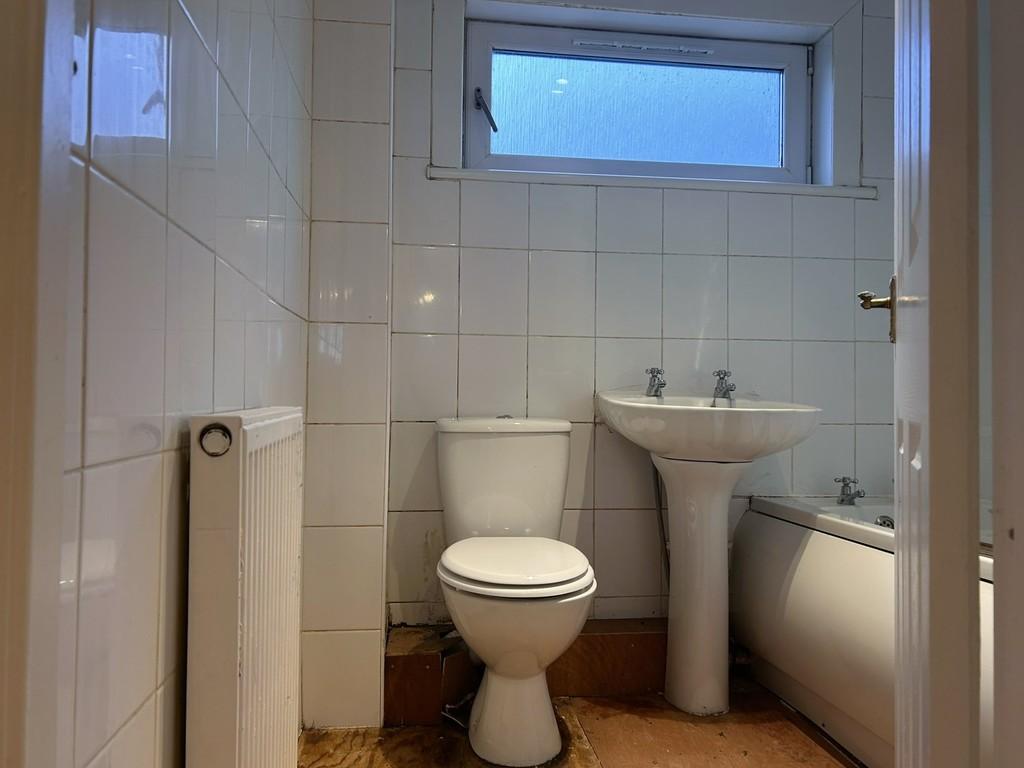 25 - Bathroom 1