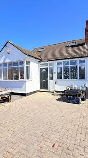 4 bedroom bungalow to rent, David Drive,  Romford, RM3