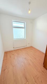 4 bedroom bungalow to rent, David Drive,  Romford, RM3