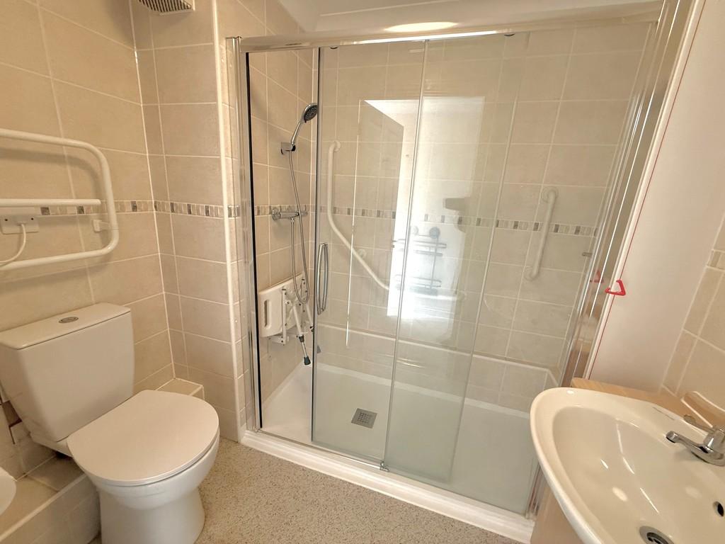 39 Milliers Court Shower 1