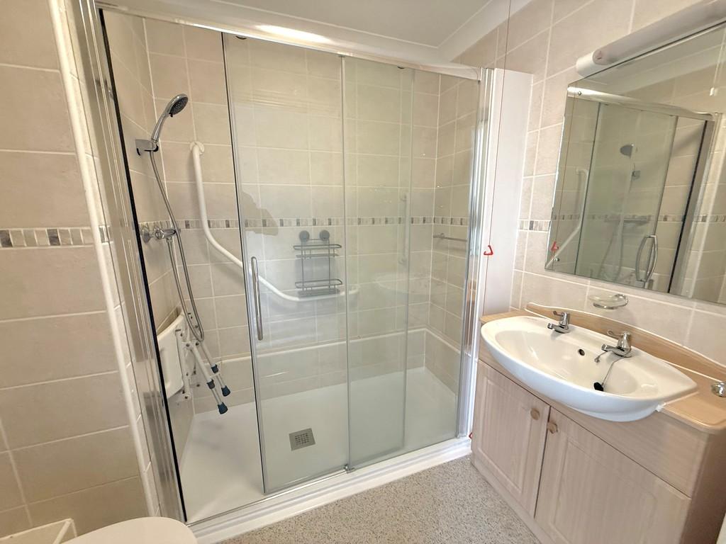 39 Milliers Court Shower 2