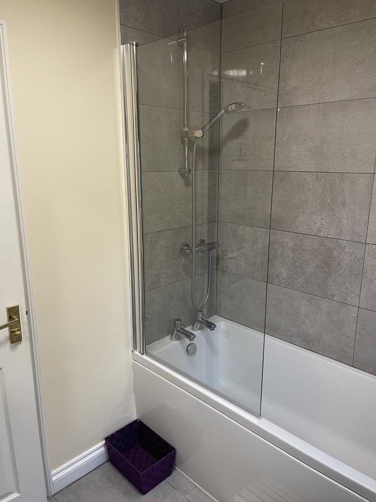 Bath 2 Higgins Close