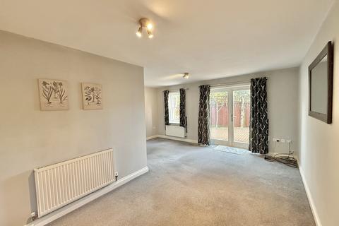 3 bedroom semi-detached house to rent, Higgins Close, Newark