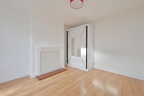 3 bedroom terraced house to rent, Princes Avenue, Watford, WD18