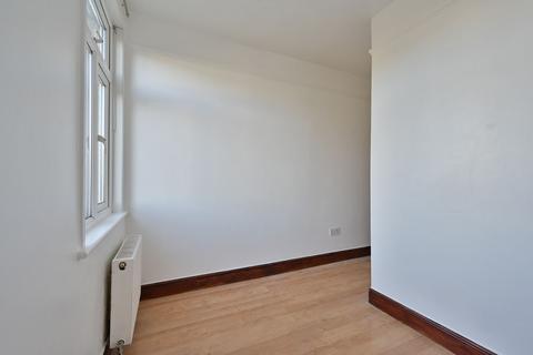 3 bedroom terraced house to rent, Princes Avenue, Watford, WD18
