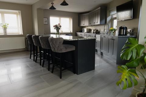 3 bedroom semi-detached house for sale, Windmill Avenue, Doncaster, DN12