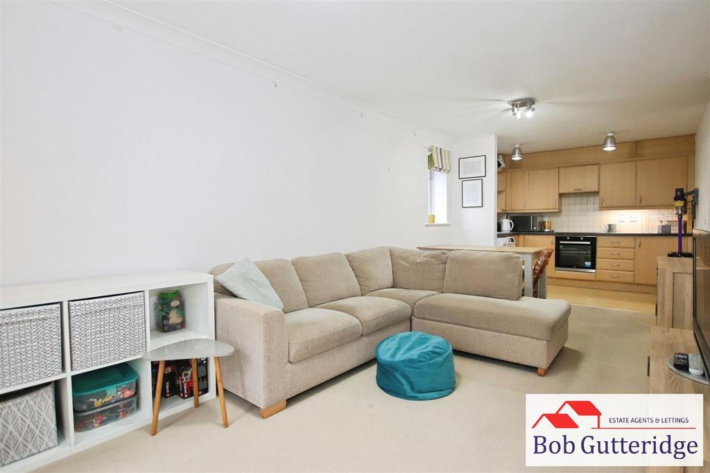 Lounge / fitted kitchen