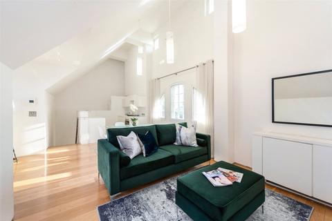 3 bedroom flat to rent, Swallow Street, London