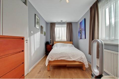 2 bedroom flat to rent, British Street, London E3