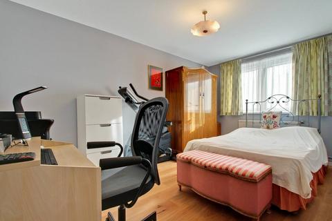 2 bedroom flat to rent, British Street, London E3