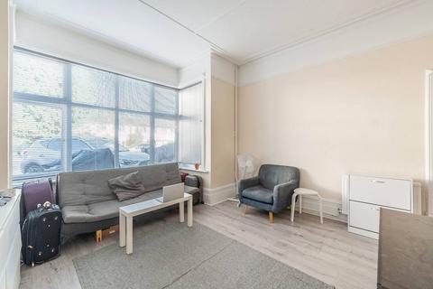 Studio to rent, Devonshire Road, Hatch End, Pinner, HA5