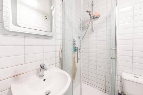 Studio to rent, Devonshire Road, Hatch End, Pinner, HA5