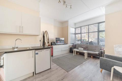 Studio to rent, Devonshire Road, Hatch End, Pinner, HA5