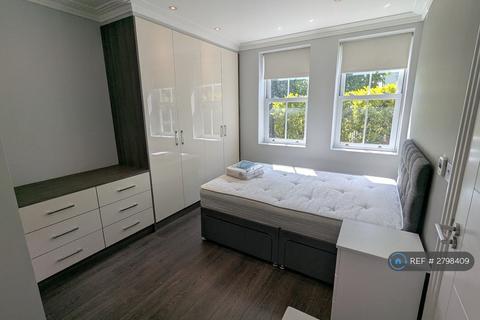 3 bedroom flat to rent, Tavern Lodge, London, N2