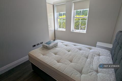 3 bedroom flat to rent, Tavern Lodge, London, N2