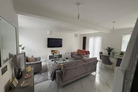 2 bedroom semi-detached house to rent, Hollycroft Crescent, Hinckley