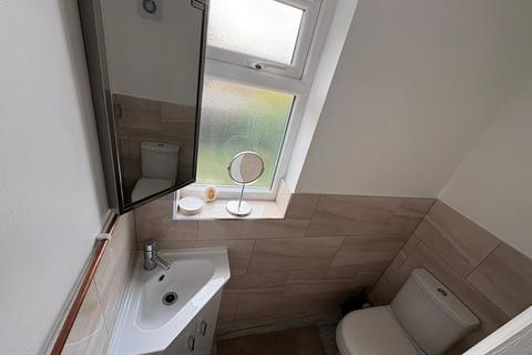 2 bedroom semi-detached house to rent, Hollycroft Crescent, Hinckley