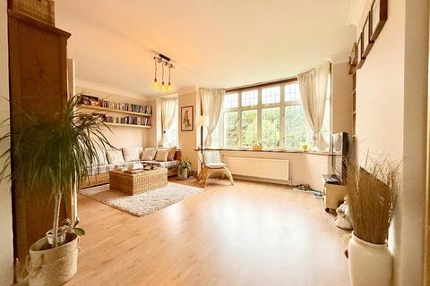 undefined, Graham Gardens, New Bedford Road Area, Luton, Bedfordshire, LU3 1NQ