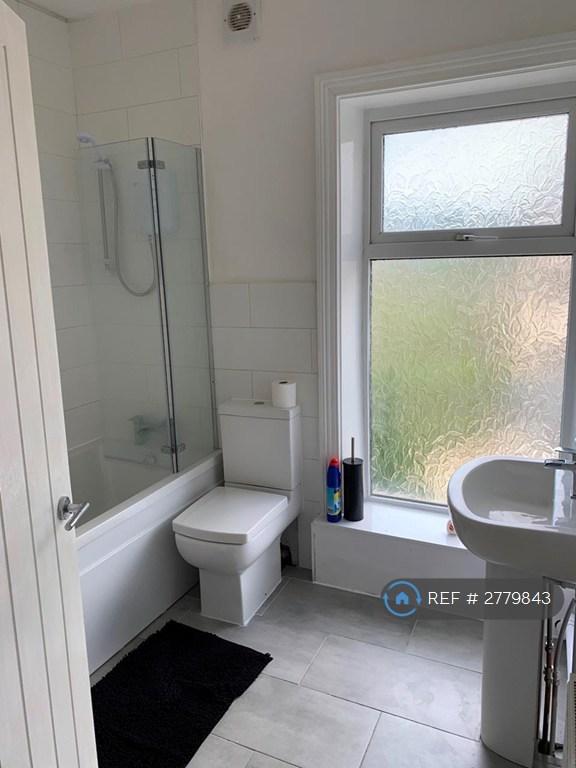 Upstairs Bathroom With Bath/Shower