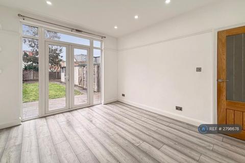 3 bedroom semi-detached house to rent, Heath Road, Hounslow, TW3