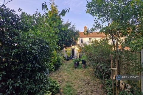 1 bedroom in a flat share to rent, Long Lane, London, N2