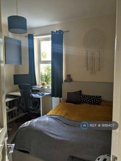 1 bedroom in a flat share to rent, Long Lane, London, N2