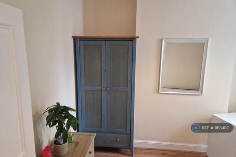 1 bedroom in a flat share to rent, Long Lane, London, N2