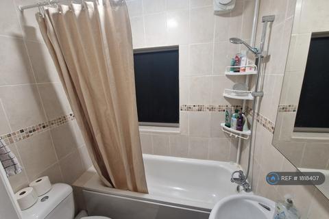 1 bedroom in a flat share to rent, Long Lane, London, N2
