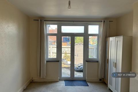 1 bedroom flat to rent, Cheam Common Road, Worcester Park, KT4
