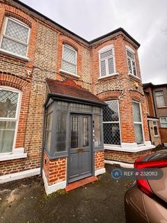 3 bedroom flat to rent, Seven Kings, Ilford, IG3