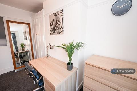1 bedroom in a house share to rent, Rosebank Avenue, Wembley, HA0