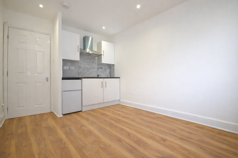 Studio to rent, Berrymead Gardens, London W3 8AB