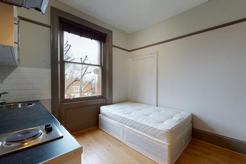 Studio to rent, Belsize Avenue