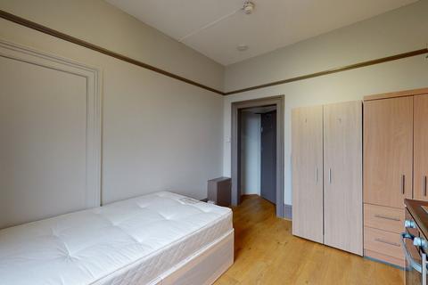 Studio to rent, Belsize Avenue
