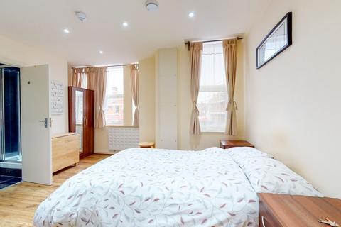 Studio to rent, High Road