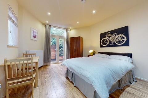 Studio to rent, Chatsworth Road