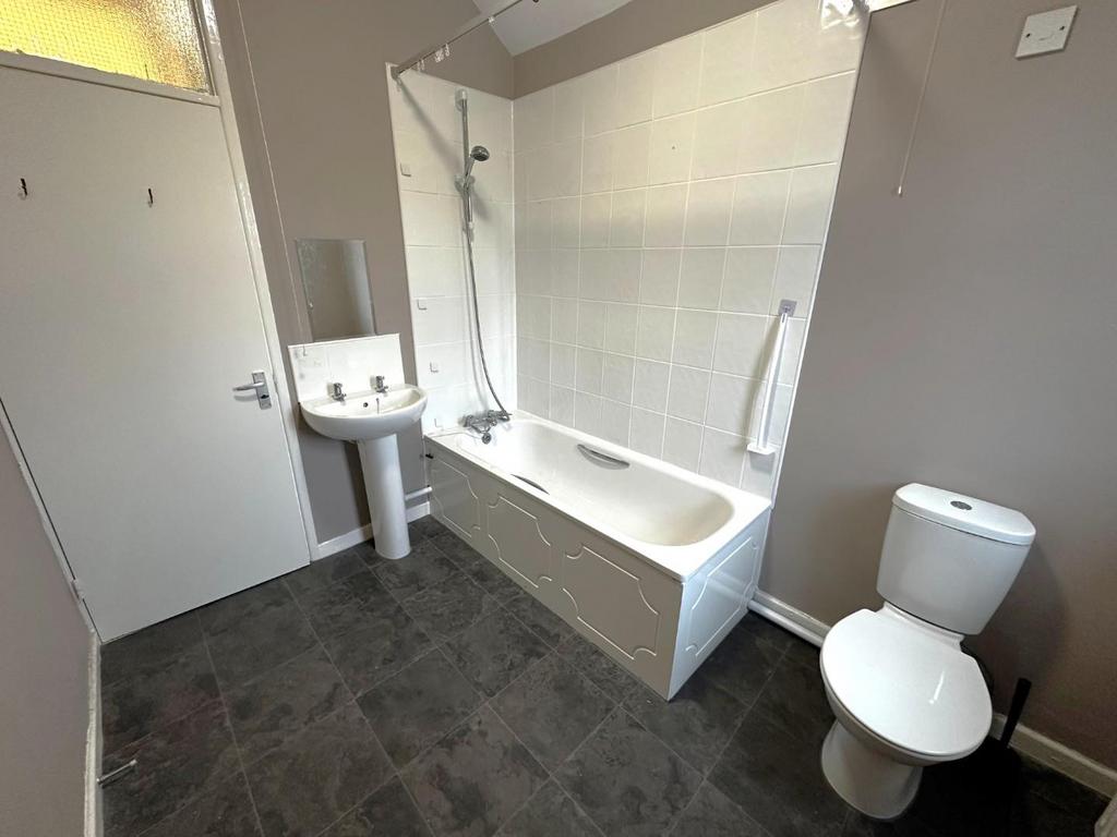 Vicarage Bathroom 1.jpeg