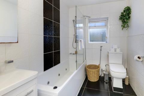 4 bedroom detached house to rent, 360 TW13 Canterbury Road 12