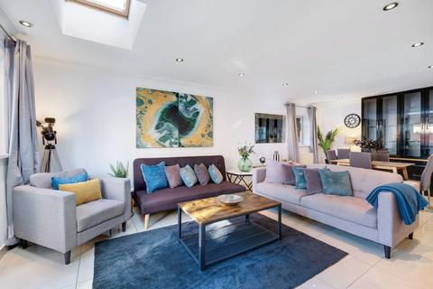 3 bedroom detached house to rent, UB8 Colham Green Isher House