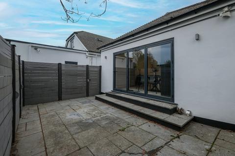 2 bedroom detached house to rent, Samar Staussi