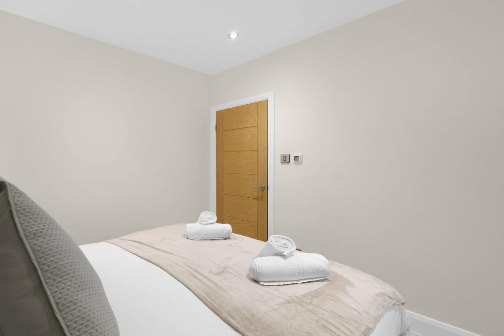 Samar Rent Samar Staussi 2 bed detached house to rent - £4,500 pcm (£1,038 pw)