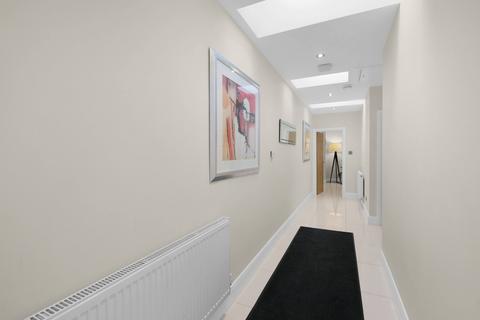 4 bedroom apartment to rent, Lux UK N12 Woodside Pk Rd 13 Garden Flat