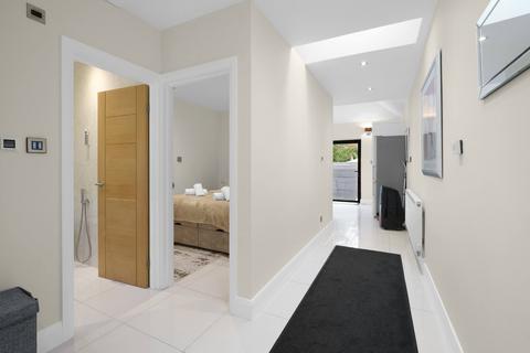4 bedroom apartment to rent, Lux UK N12 Woodside Pk Rd 13 Garden Flat