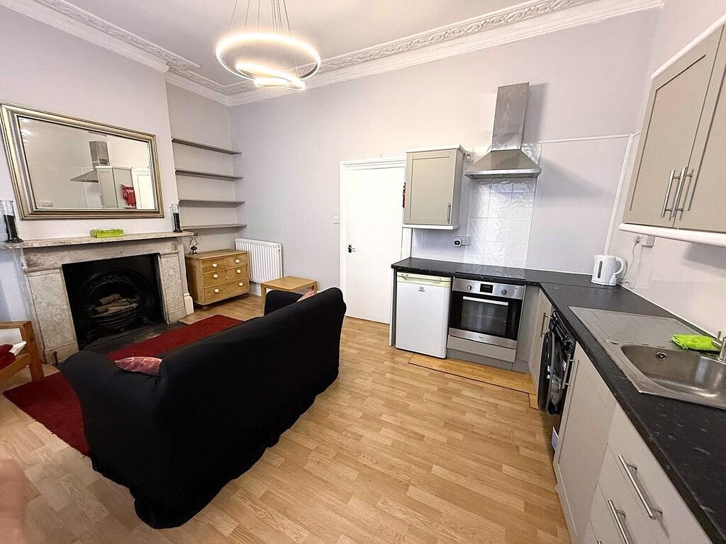 Lounge &amp; Kitchen (a)