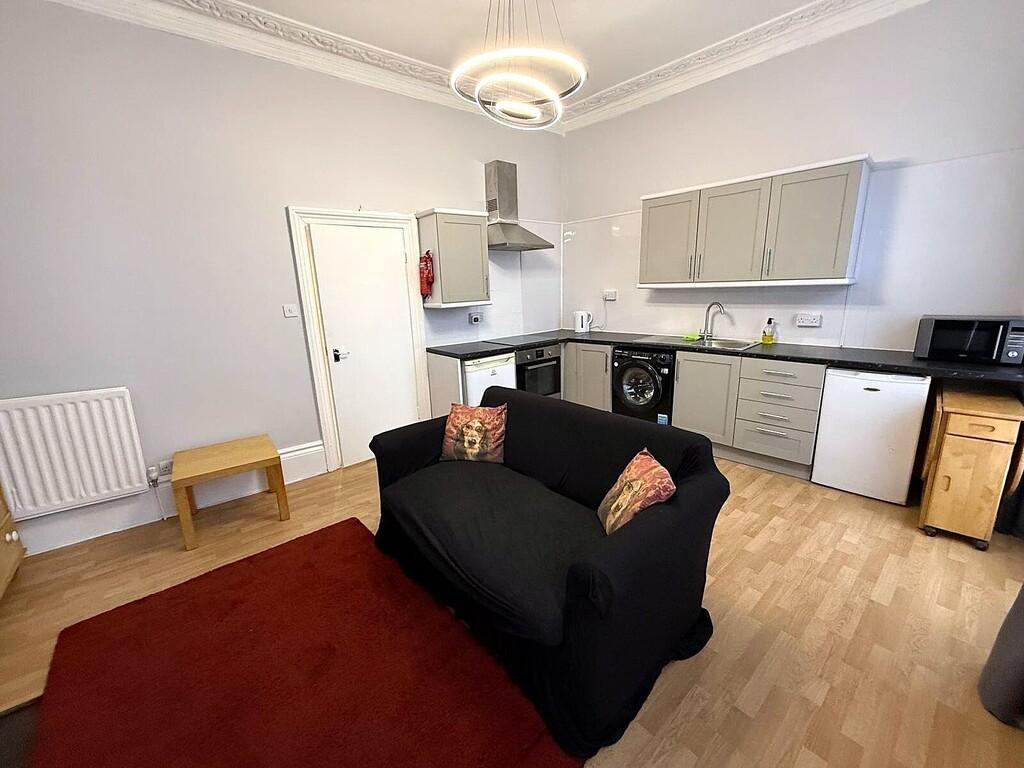 Lounge &amp; Kitchen (b)