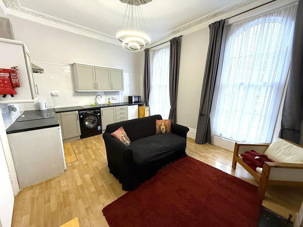 Lounge &amp; Kitchen (c)
