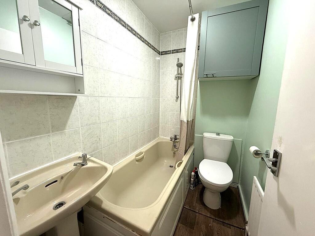 Bathroom (a).jpg