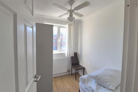 4 bedroom terraced house to rent, Whernside, Abbeywood SE28