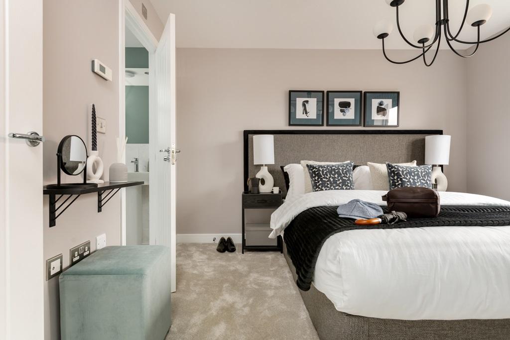 Spacious main bedroom with en-suite